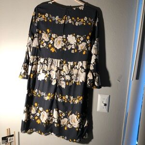 Old Navy floral dress ,bell sleeve , key hole button closing to the back Size S